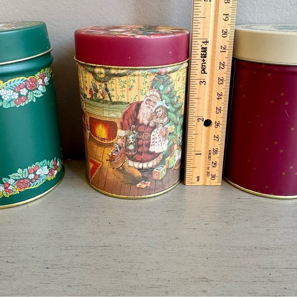 VTG Festive Christmas Holiday Round Cookie Tin Set of 3 - Multicolor Santa Holly - Picture 15 of 16